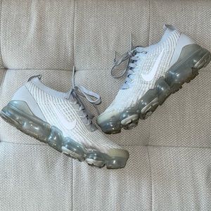 White Nike Air VaporMax Flyknit 3
Pure Platinum (Women's)